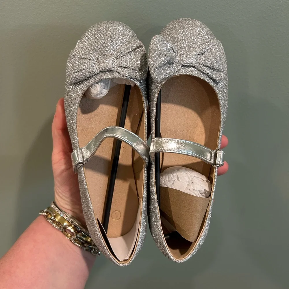 ✨BNWT - Girl's Silver Glitter Ballet Flats Soft Mary Jane Dress Shoes - size 1✨